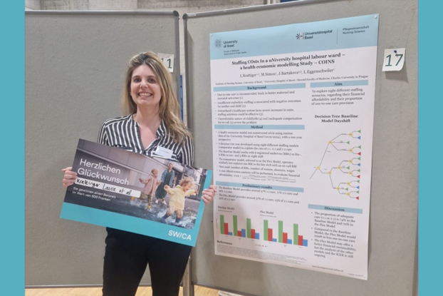 Laura Krattiger vor ihrem Poster mit Preisurkunde