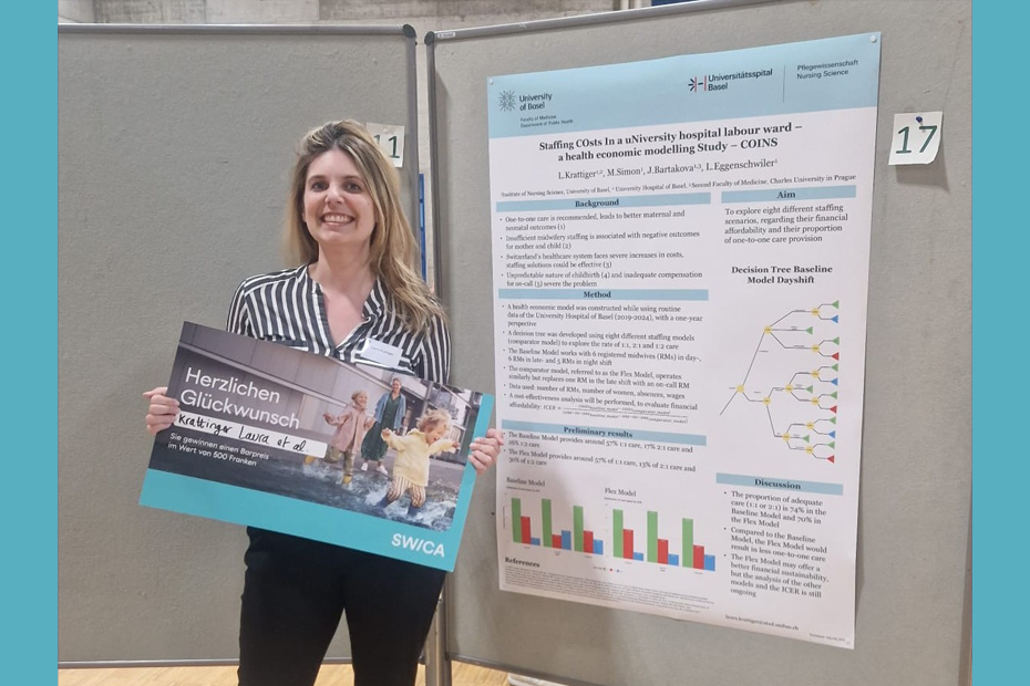 Laura Krattiger vor ihrem Poster mit Preisurkunde